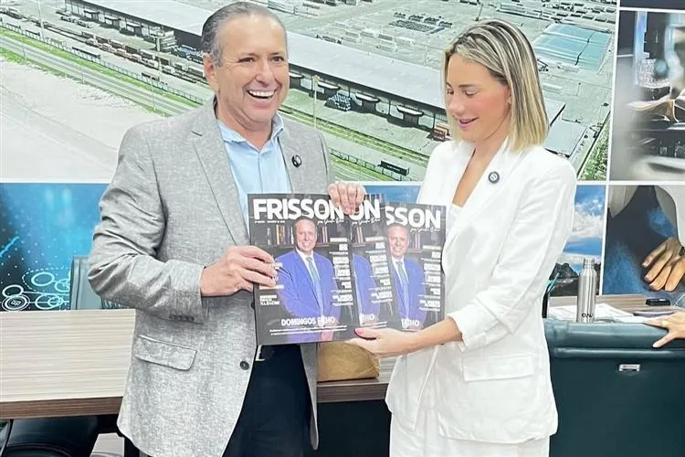 Capa da revista Frisson de outubro, Domingos Filho recebe a publicação em primeira mão