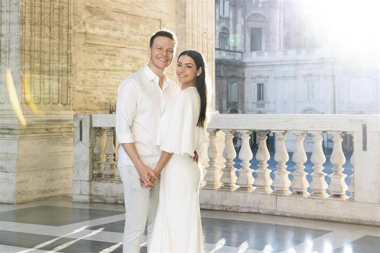 Michel Teló e Thais Fersoza celebram 11 anos de casamento com bênção no Vaticano