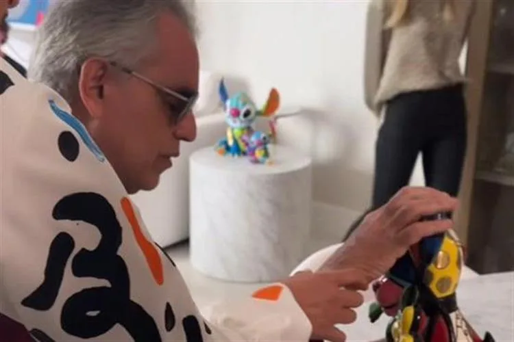 Andrea Bocelli prestigia obras de Romero Brito