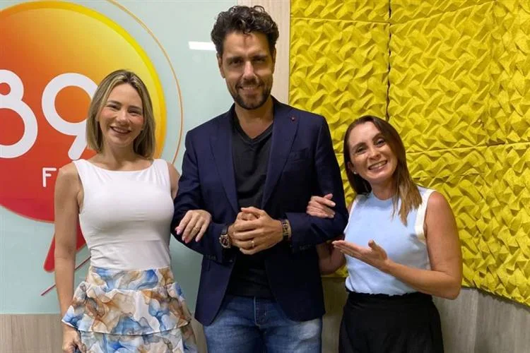 Em visita ao Grupo Cidade, Thiago Arancam é agraciado com Revista Frisson