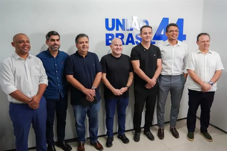 União Brasil consolida aliança com Roberto Cláudio de olho em 2026