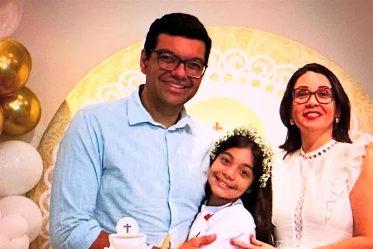 Rita Brito e Luiz Esteves celebram a Primeira Eucaristia da filha Luiza