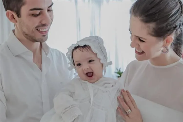 Júlia Camelo e Filipe Andrade levam a filha Maria Clara à pia batismal