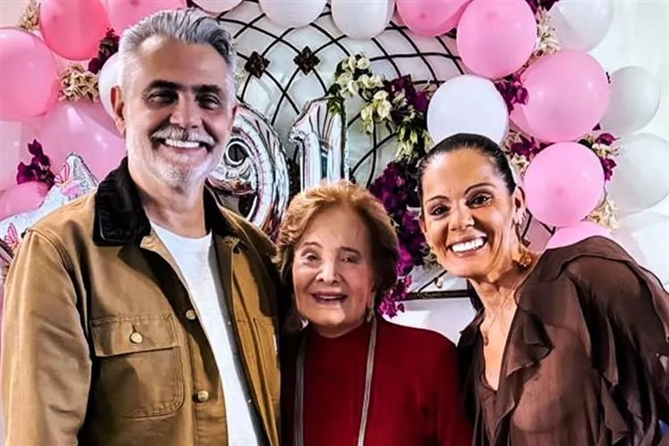 Glória Menezes comemora 91 anos em festa com familiares