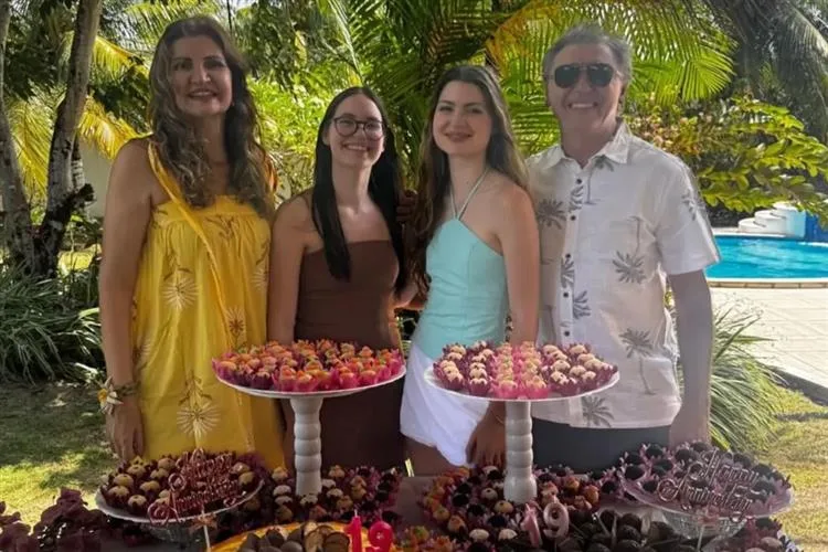 Laura e Maurício Filizola celebram os 19 anos das filhas Sarah e Sophia