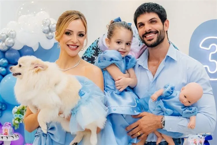 Ana Lúcia e Lucas Fernandes assopram as três velinhas da filha, Luísa