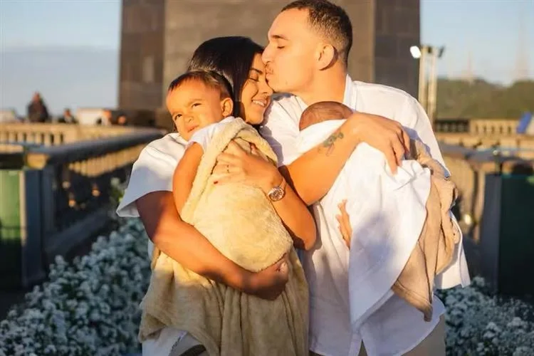 João Gomes e Ary Mirelle batizam filhos e renovam votos de casamento no Cristo Redentor