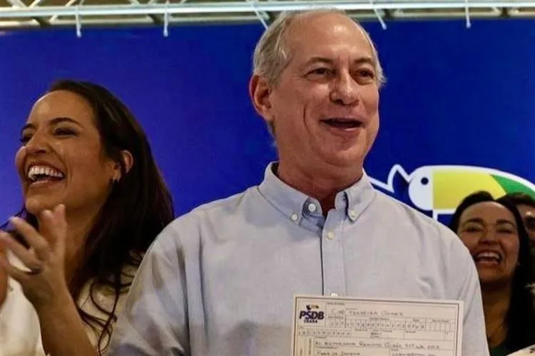 Ciro Gomes assina retorno ao PSDB em evento com Tasso Jereissati