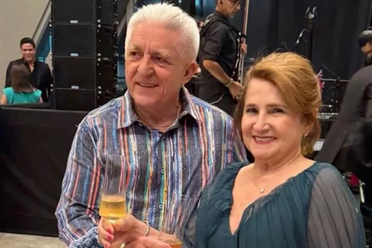 Auricélia e Deusmar Queirós brindam os 54 anos de união