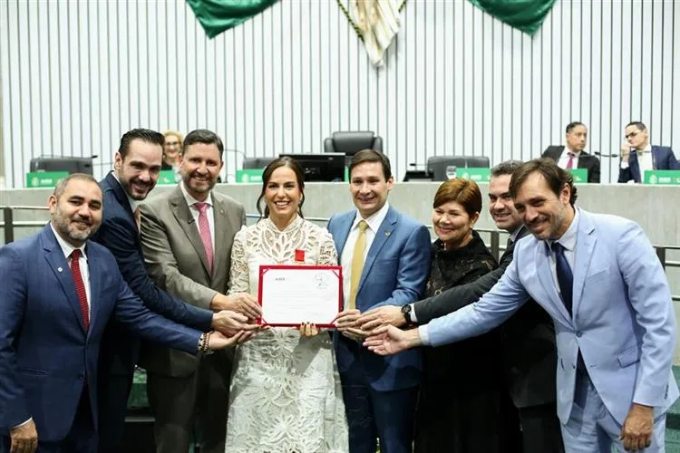 Alece realiza a entrega da Medalha Herbert de Souza à primeira-dama do Estado, Lia de Freitas