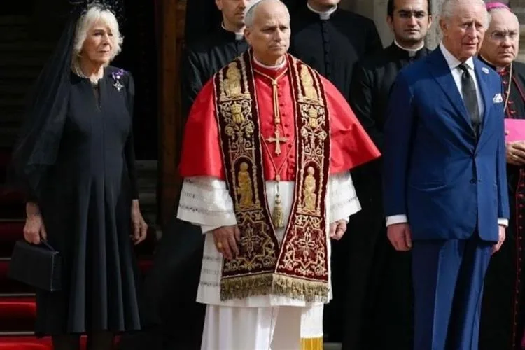 Rei Charles III e papa Leão XIV rezam juntos em cerimônia inédita em 500 anos