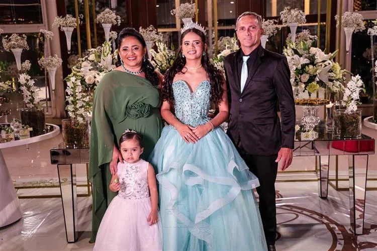 Cibelly Melo comemora chegada aos 15 anos em party cheia de encantos
