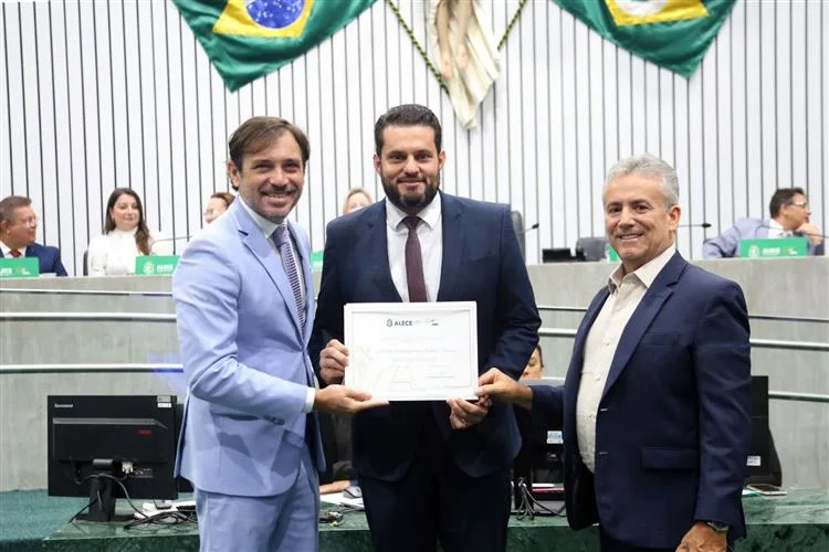 Cerimonialistas de destaque no Ceará são homenageados em solenidade na Alece