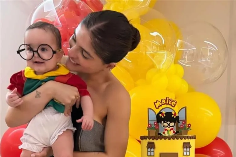 Com temática de Chiquinha, Dara Oliveira comemora o sétimo mesversário da Maitê