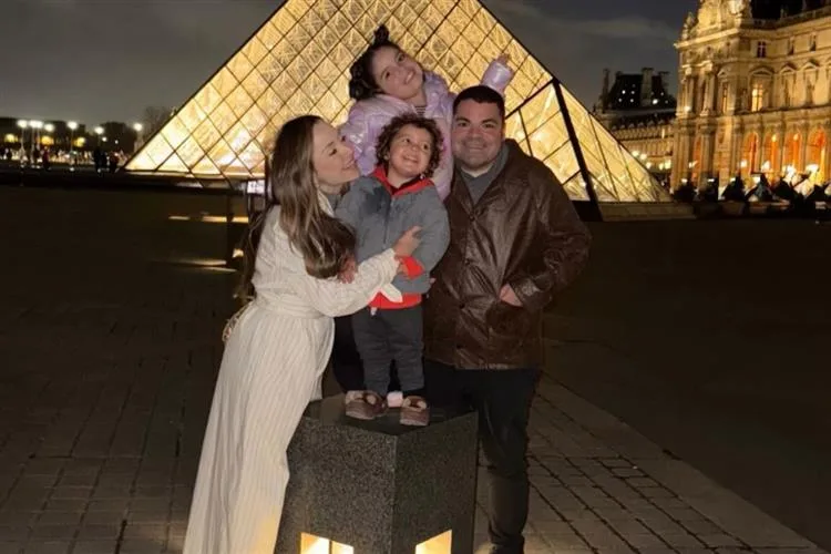 Acompanhados dos filhos, Olga e Eugênio Vasques desfrutam as belezas de Paris