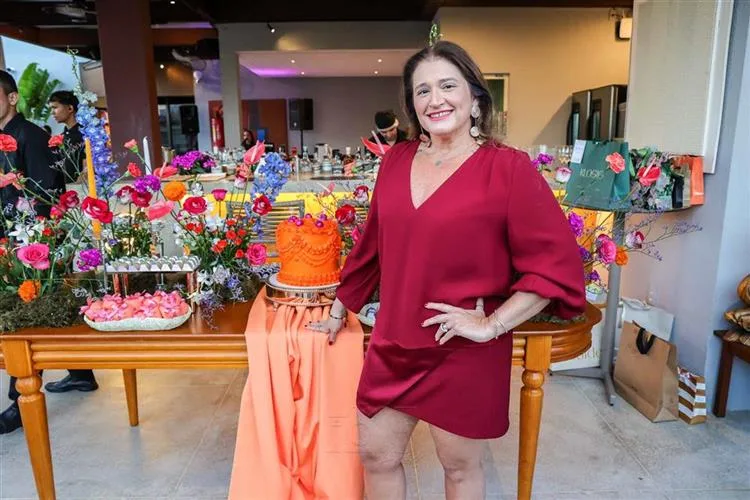 Karina Bezerra é surpreendida por grupo de amigas com sessão sopro de velinhas