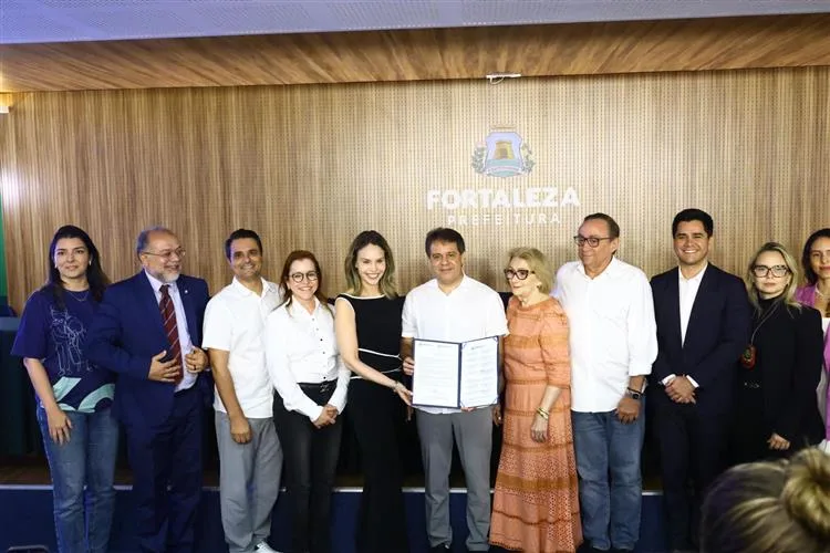 Evandro Leitão assina termo para a criação da Rede Municipal de Direitos da Pessoa Idosa