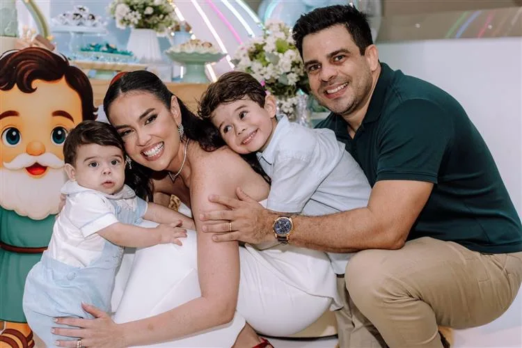 Rachel e Igor Vieira assopram a primeira velinha do filho, Lucas