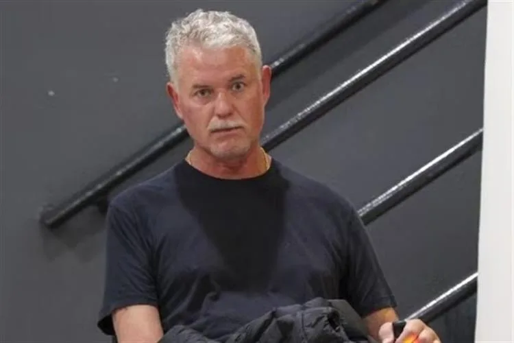 Aos 52 anos, galã de Hollywood é visto em cadeira de rodas