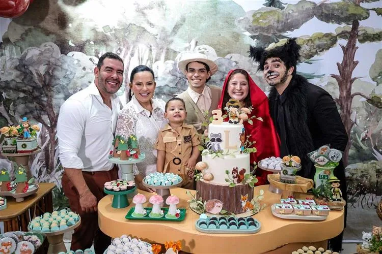 Luciana Ribeiro e Thiago Camelo assopram as três velinhas do filho Lael em festa no Arca Play
