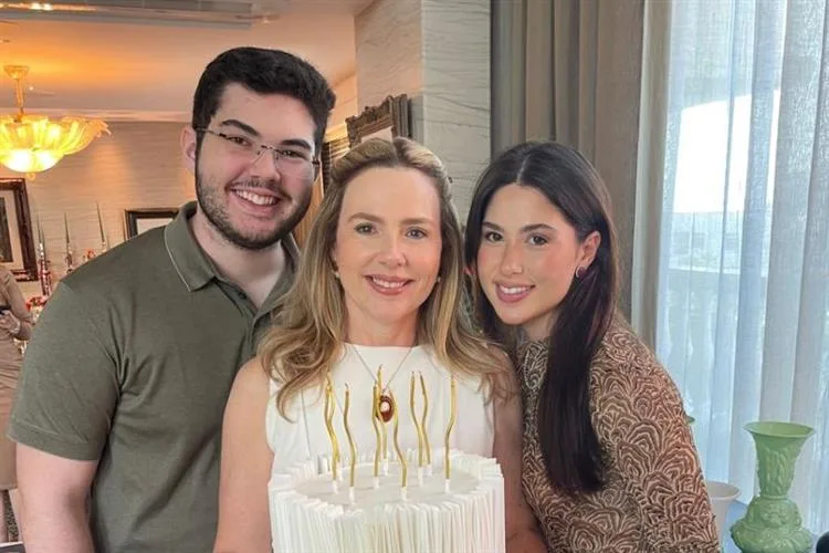 Suyane Studart comemora a nova idade recebendo o carinho da família e dos amigos
