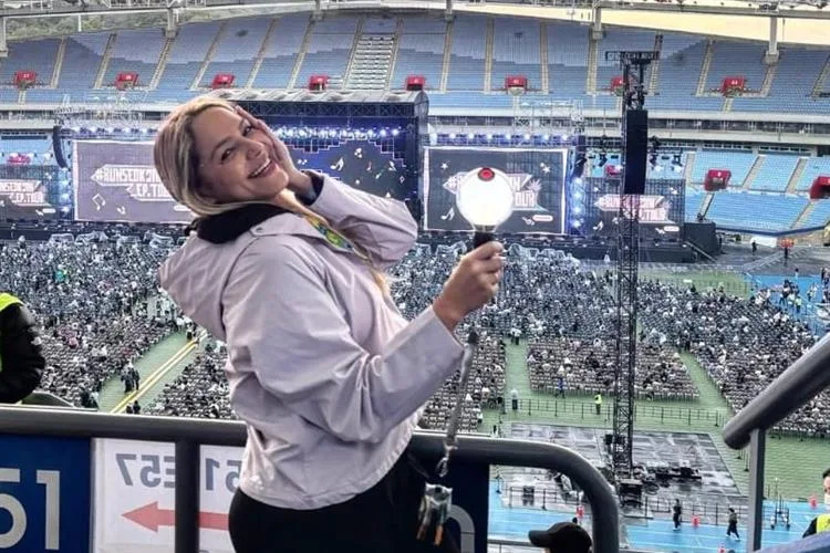 Aline Rodrigues entre os fãs do BTS que assistiram ao show na Coreia do Sul