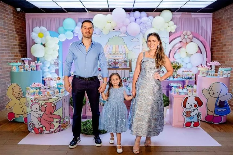 Nathália da Escóssia e Oswaldo Duarte festejaram os cinco anos da filha Maria Thereza