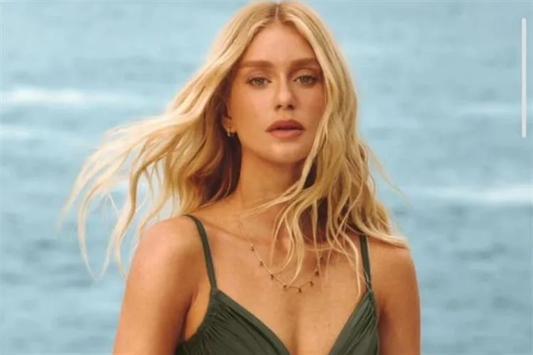 Marina Ruy Barbosa posa de biquíni e encanta seguidores com beleza surreal