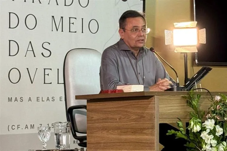 Moysés Azevedo recebe os parabéns antes de embarcar para missão nos Estados Unidos