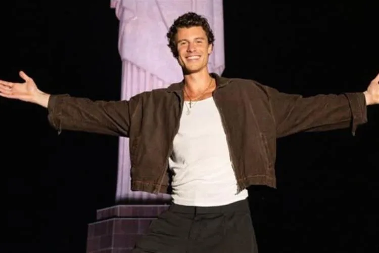 Shawn Mendes visita o Cristo Redentor após evento no Rio e encanta fãs com simpatia
