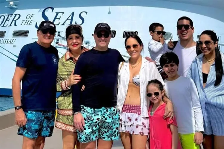 Anna Flávia e Anna Gladys Accioly embarcam em família no cruzeiro Wonder of the Seas