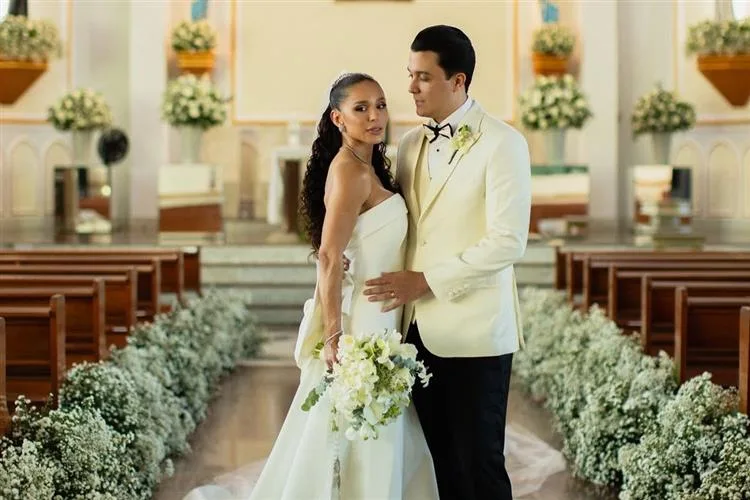 Priscila Mari e Wagner Barbosa sobem ao altar e selam seu amor