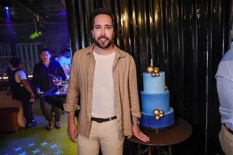 Caio Mendes brinda a nova idade com muito glamour no rooftop Viriato