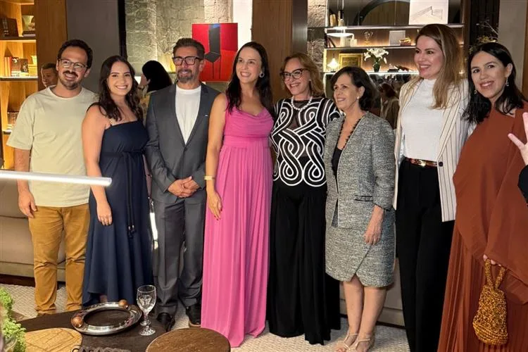 Embaixadora Maria Edileuza Fontenele Reis é homenageada em visita especial à CASACOR Ceará 2025