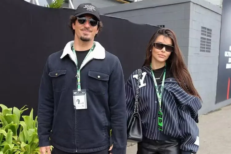 Gabriel Medina beija namorada no GP de F1; Isabella Arantes usa bolsa de R$ 61 mil