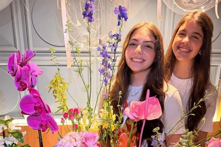 Beatriz e Bianca Aquino se emocionam ao concluir a etapa crismal