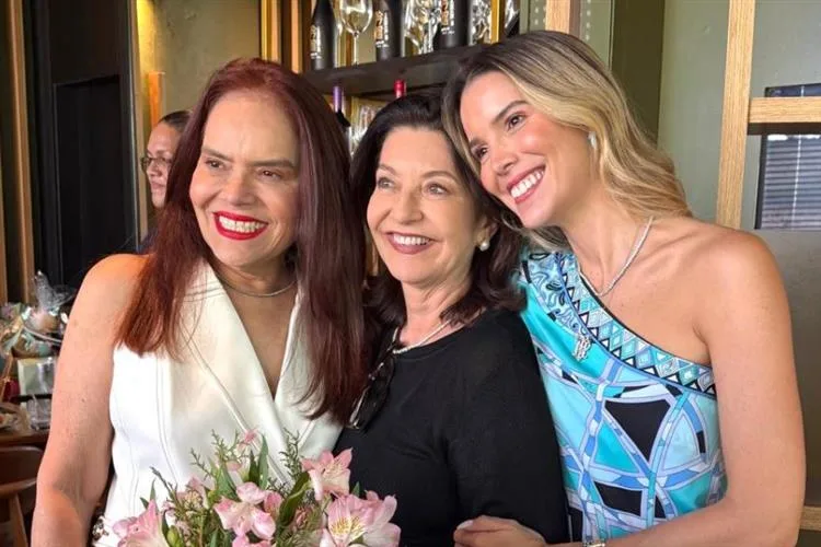 Nathalia Alexandre é surpreendida pelas amigas ao trocar de idade