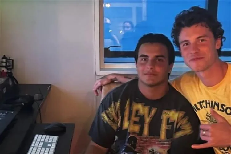 Shawn Mendes visita casa de Ivete e brinca com filho da artista, Marcelo Sangalo