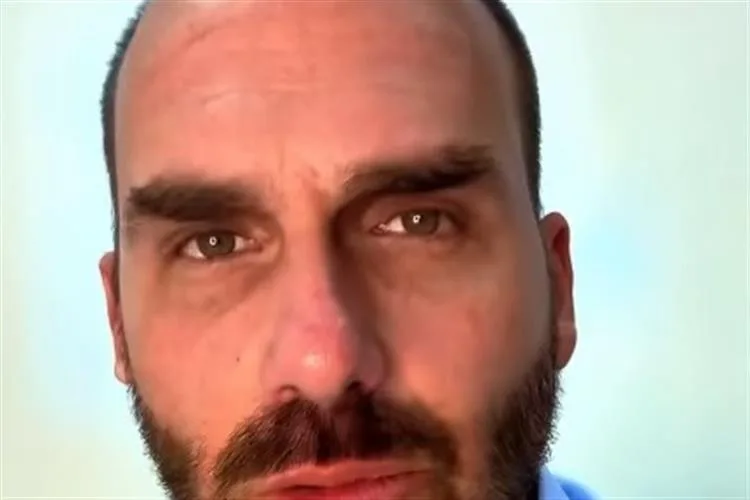 Governador bolsonarista perde a paciência com Eduardo Bolsonaro: "louco falando m*"