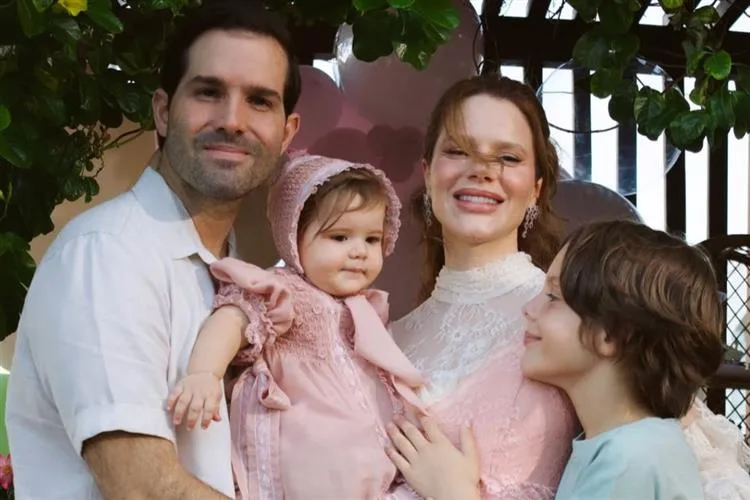Paulinha Sampaio e Felipe Rocha celebram os dez meses da filha Lourdes Maria
