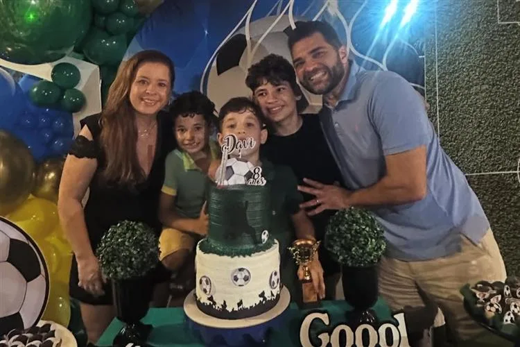 Camila Ximenes e Jacob Stevenson festejam os oito anos do filho Davi com temática Futebol