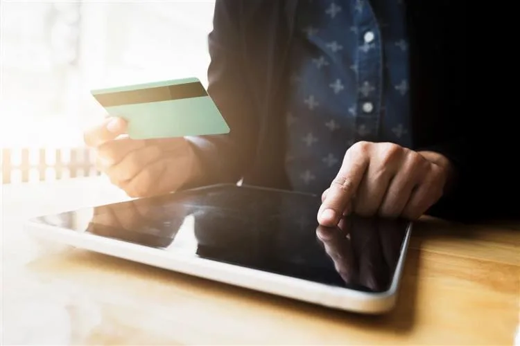 Conta nos EUA ou conta digital? Entenda por que o ITIN faz toda a diferença