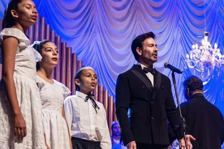 Coral Canto Livre Davide Carbone, formado por alunos da Tapera das Artes, canta com Andre Bocelli