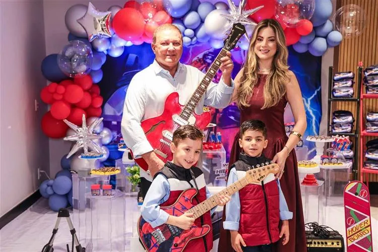 Natália e Gilberto Studart festejam o aniversário dos herdeiros, Nick e Oli