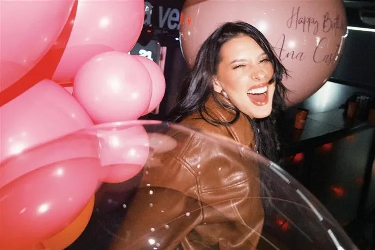 Ana Castela ganha festa surpresa e inicia comemorações de 22 anos em Londrina