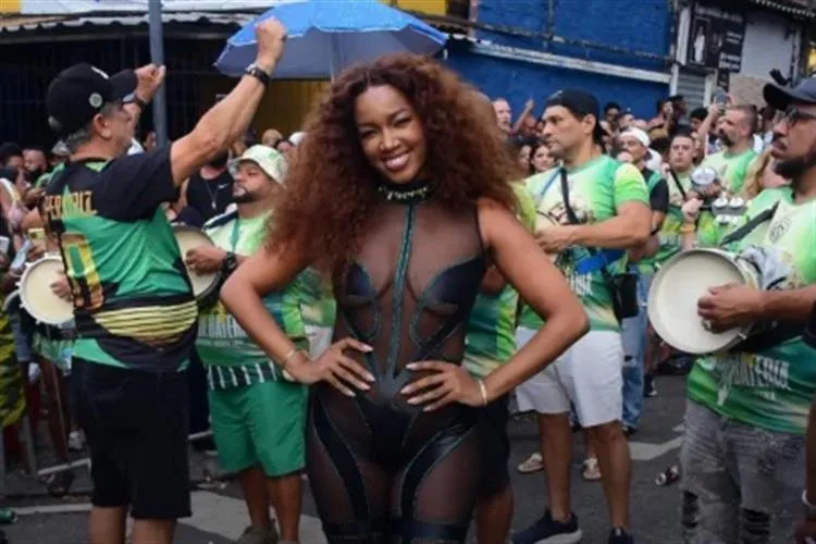IZA arrasa em look transparente e samba muito em ensaio de rua da Imperatriz Leopoldinense