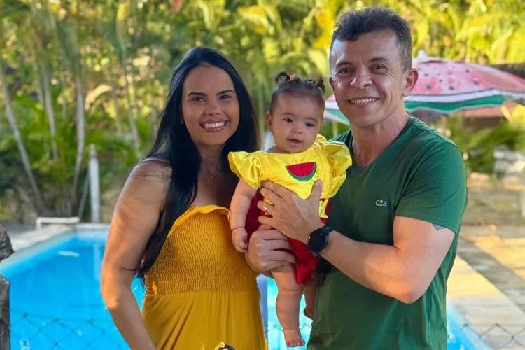 Elias Leite Carol Castro festejam os seis meses de Maria Helena com temática Magali