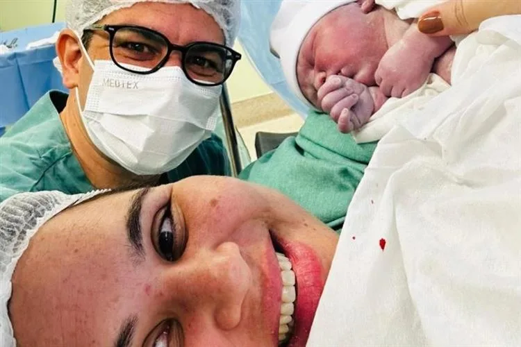 Nasce Lara Maria, terceira filha de Bárbara Teles e Ricardo Mattos
