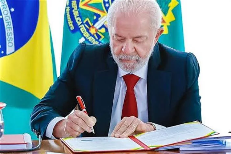 Lula sanciona lei que proíbe linguagem neutra