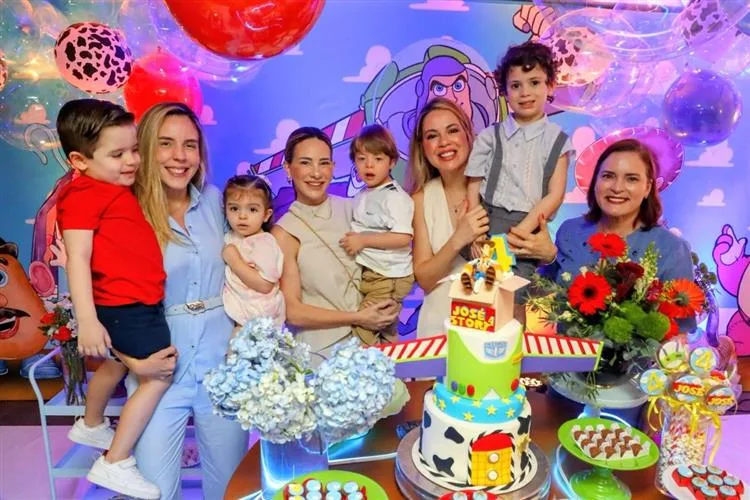 José, filho de Onélia e Camilo Santana, assopra a quarta velinha